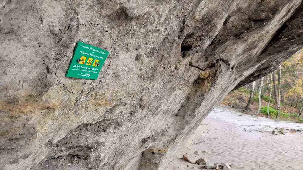 Um den Schutz wertvoller Lebensräume und bedrohter Tierarten während der Brut- und Setzzeit im Nationalpark Sächsische Schweiz zu gewährleisten, ist seit dem ersten Februar bis zum 15. Juni das Freiübernachten im Nationalpark Sächsische Schweiz nicht erlaubt. Besucher werden auf den Schildern in den offiziellen Freiübernachtungsstellen über den Sperrzeitraum informiert.. Foto: Hp. Mayr