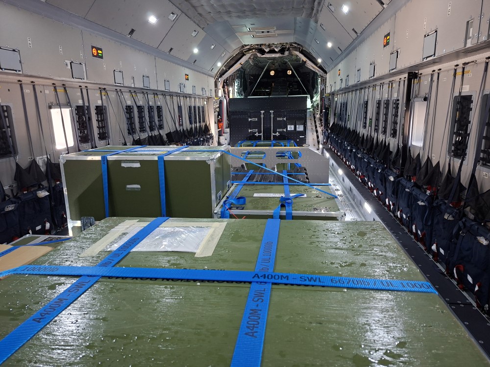 Im Laderaum der 54+62 befand sich bereits viel Equipment, dass für die unterschiedlichen Konfigurationen des A4500M genutzt werden kann.   Foto: © Bundeswehr/Martin Buschhorn