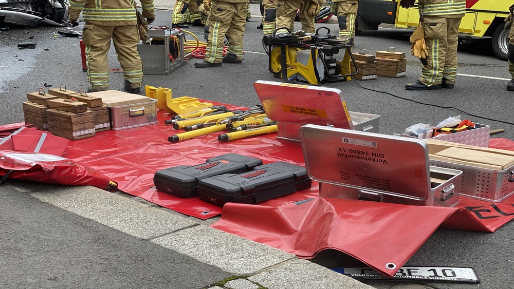 IHydraulische Rettungsgeräte werden bereitgelegt. © Feuerwehr Dresden Symbolfoto: