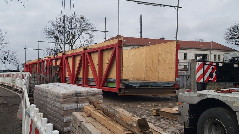 Neustadt: Einhub der Fußgängerbehelfsbrücke zur Straßenüberführung Fabricestraße . Foto: MeiDresden.de