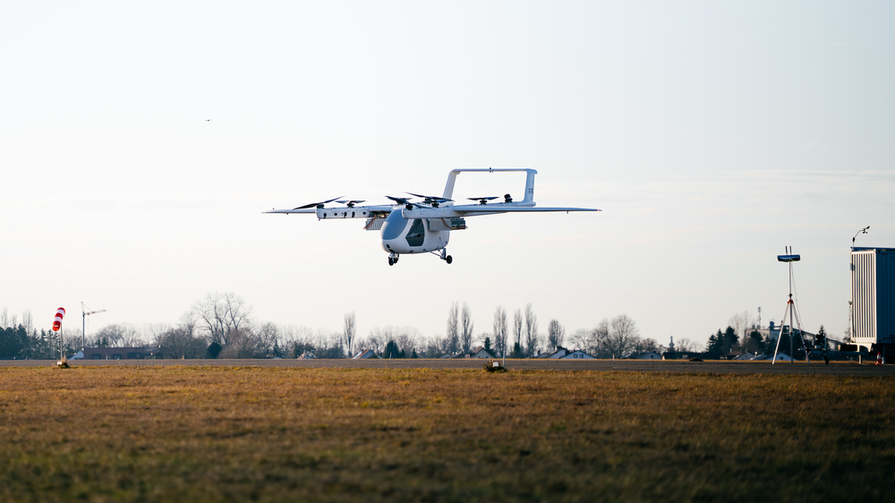 Der eVTOL‑Prototyp „Romeo“ von ERC System hebt erstmals in Erding bei München ab – ein wichtiger Schritt auf dem Weg zu neuen Lufttransportlösungen. Quelle: ERC System