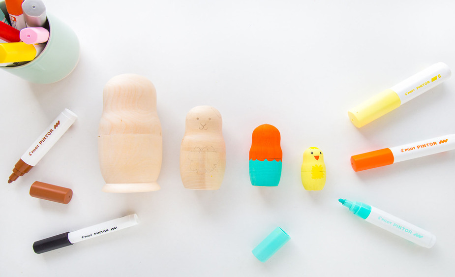 Die Holzrohlinge der Matroschkas lassen sich mit bunten Markern in die verschiedensten Tiere verwandeln. Foto: DJD/Pilot Pen/Christin Pardun