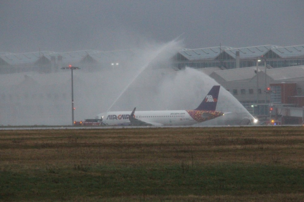 So sieht es aus, wenn eine Airline das erste mal einen Flughafen besucht. Sie bekommt eine Wasserdusche.  Foto: Tim Völkel