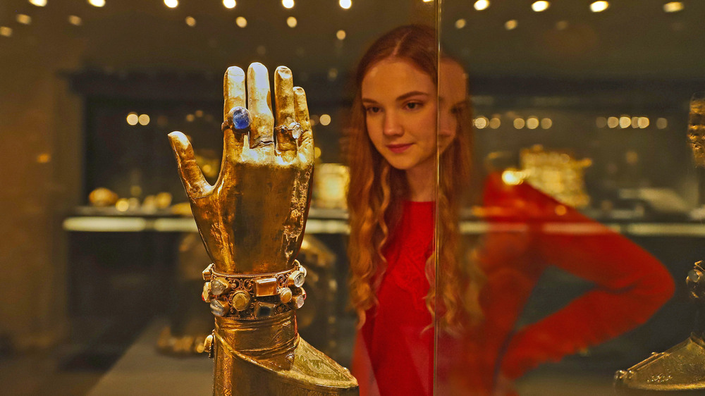 Goldene Handreliquien zählen zu den kostbarsten Ausstellungsstücken im Halberstädter Domschatz. Foto: DJD/Tourist Information Halberstadt/Bertram Kober