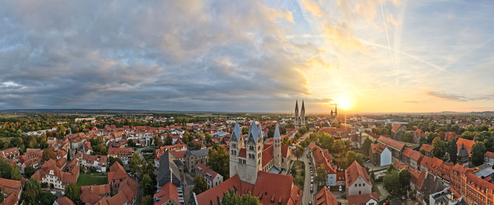 Die Türme des Doms ragen hoch hinaus über das Panorama von Halberstadt. Foto: DJD/Tourist Information Halberstadt/Max Wiesenbach