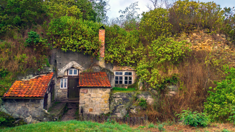 Einmalige Höhlenwohnungen wurden im 19. Jahrhundert von Landarbeitern in den weichen Sandstein gebaut. Foto: DJD/Tourist Information Halberstadt/S. Herfurth