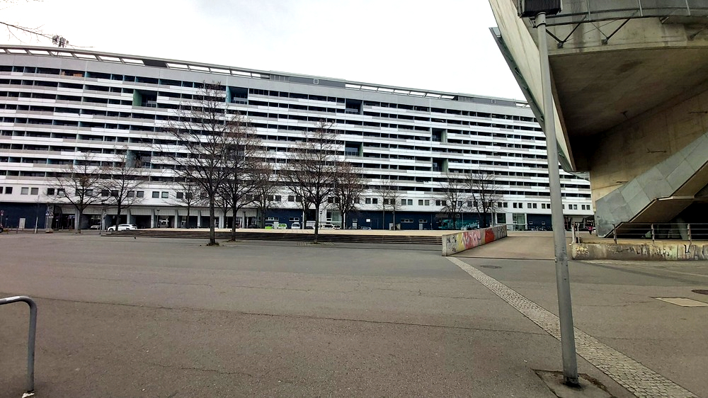 Die große Freifläche auf der Südseite des Kristallpalastes soll komplett neu gestaltet werden. Foto: MeiDresden.de