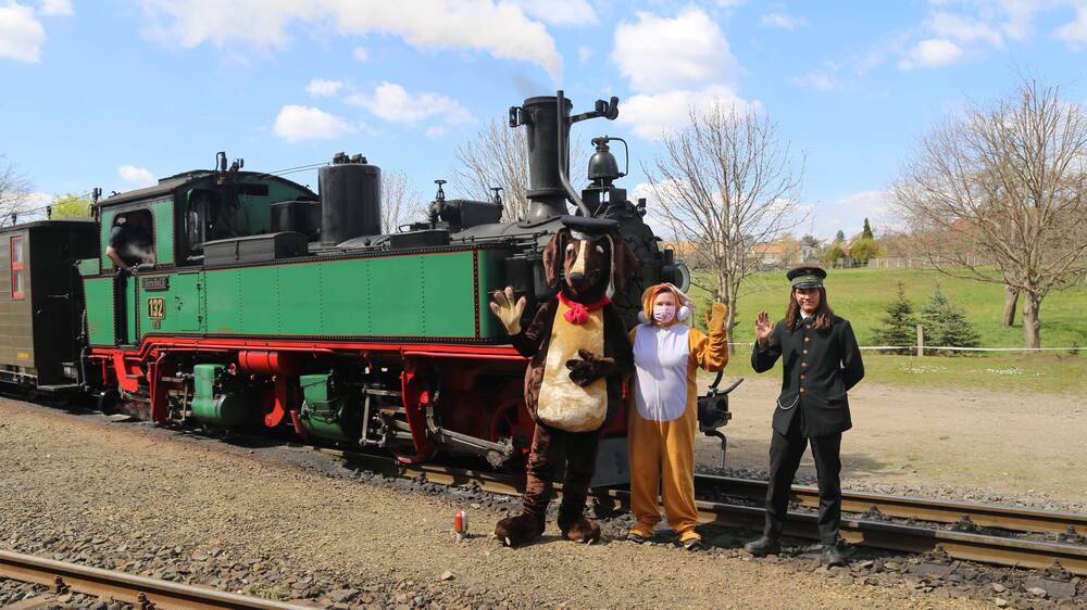 Dackel und Hase  auf der Lößnitzgrubdbahn. Foto: Traditionsbahn Radebeul e.V.