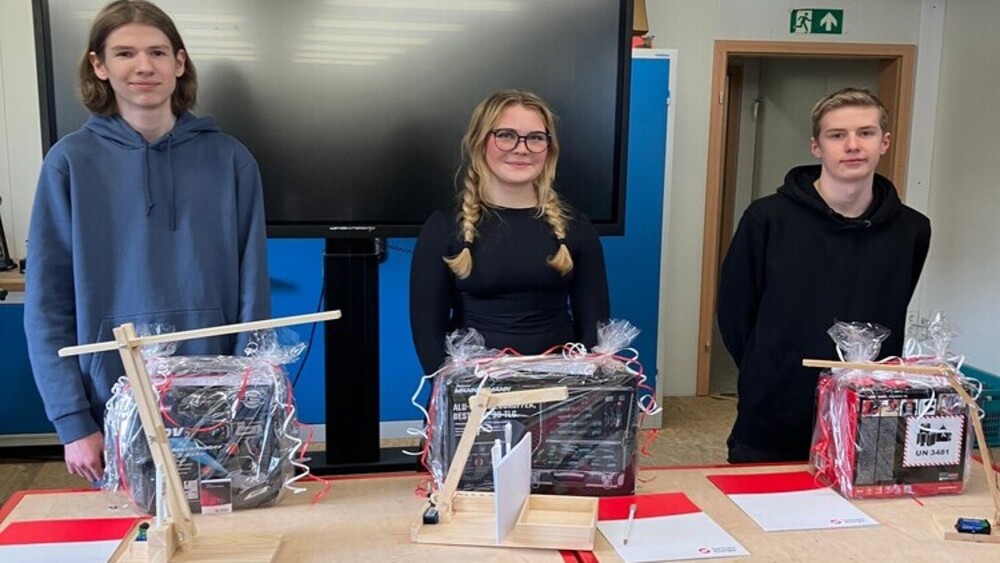 Die glücklichen Gewinner (v.l.n.r.): Maximilian Nakonz (Platz 3), Renée-Cécile Klein (Platz 2), Lucius Wilhelm Rüdiger (1. Platz). Foto: SachsenEnergie