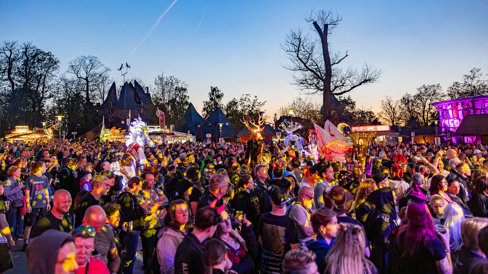 Livemusik und Lasershow machen den historischen Kultplatz zur populären Partymeile. Foto: DJD/Bodetal Tourismus/Marko Heiroth