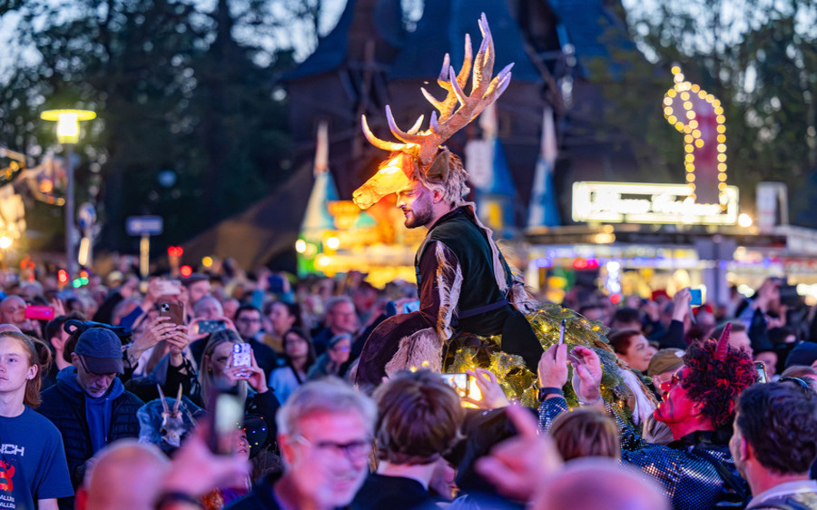 Zur Walpurgisnacht kommen auch viele Besucherinnen und Besucher in fantasievollen Kostümen. Foto: DJD/Bodetal Tourismus/Marko Heiroth