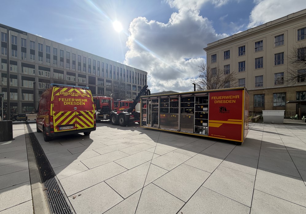 Feuerwehr Dresden Vor dem Hochschulgebäude wird ein Dekontaminationsplatz aufgebaut.