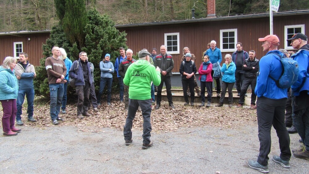 Günter Priebst (grüne Jacke im Vordergrund), ist seit der Gründung der Gipfelpatenschaften von 10 Jahren die treibende Kraft, Koordinator und Motivator der Gipfelpaten, die mehrheitlich im Sächsischen Bergsteigerbund organisiert sind..  Foto: SBB