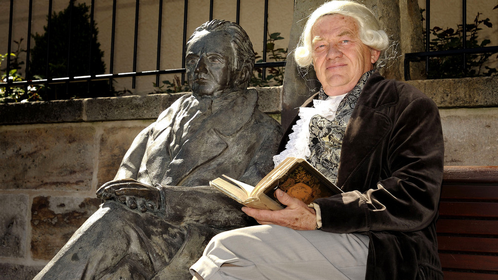 Goethe kam oft und gern nach Ilmenau. Heute lädt er bei Kostümführungen höchstpersönlich zum Stadtrundgang ein. Foto: DJD/Stadtverwaltung Ilmenau/Thomas Wolf