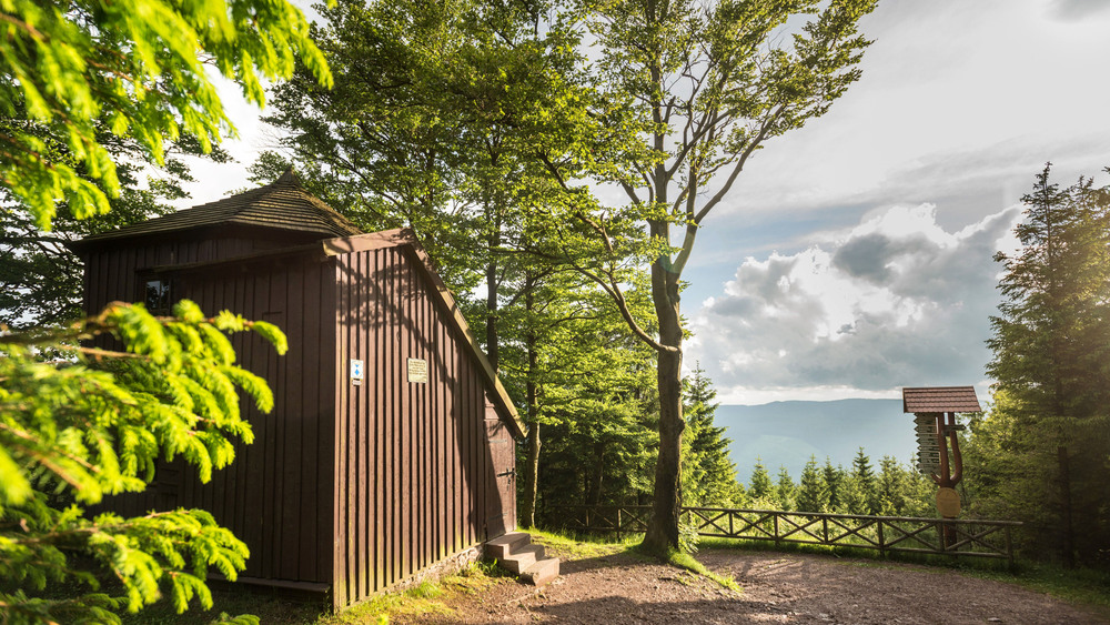 Der Goethewanderweg führt zum berühmten Goethehäuschen auf dem Kickelhahn, wo der Dichter „Wandrers Nachtlied“ schrieb. Foto: DJD/Stadtverwaltung Ilmenau