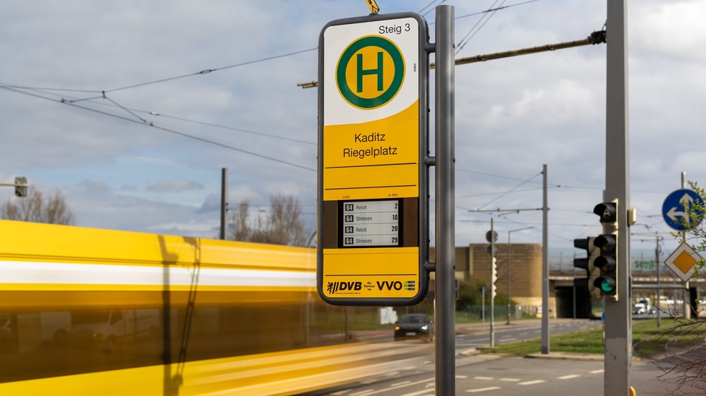 Dresdner Verkehrsbetriebe erneuern Abfahrtsanzeigen.  Neue „DFI-Light“-Anzeige an der Dresdner Haltestelle „Riegelplatz“ Foto:  Dresdner Verkehrbetriebe AG