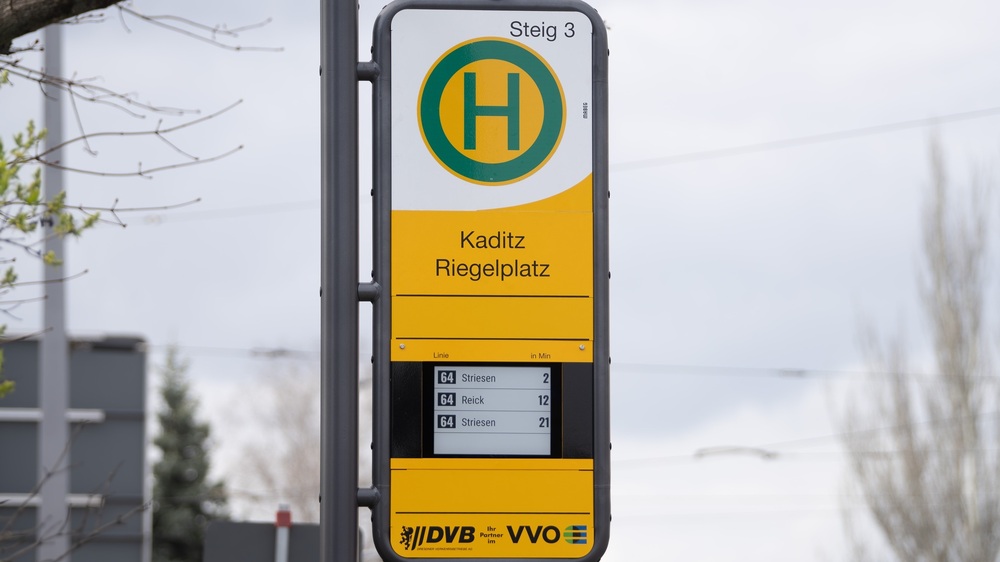 Dresdner Verkehrsbetriebe erneuern Abfahrtsanzeigen.  Neue „DFI-Light“-Anzeige an der Dresdner Haltestelle „Riegelplatz“ Foto:  Dresdner Verkehrbetriebe AG