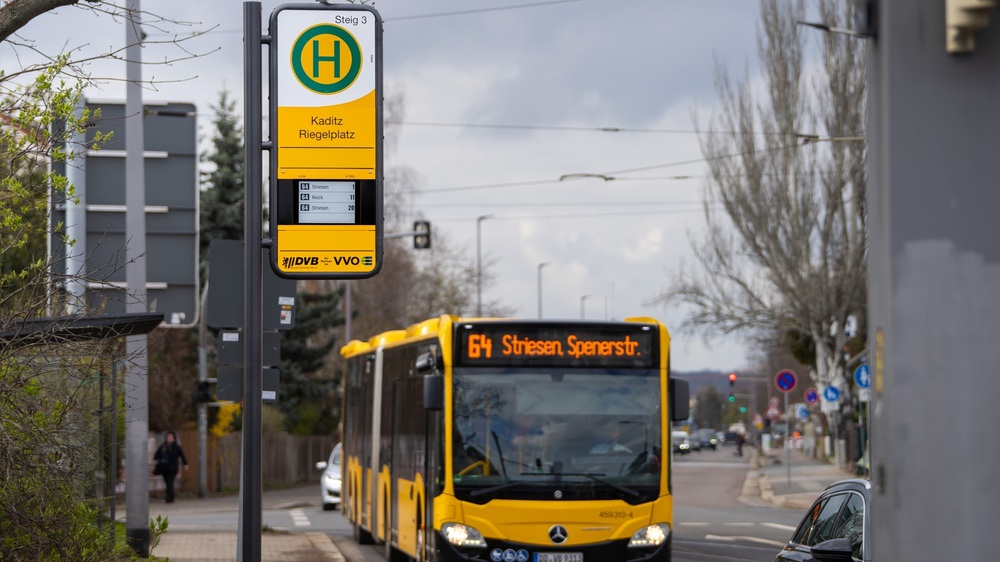 Dresdner Verkehrsbetriebe erneuern Abfahrtsanzeigen.  Neue „DFI-Light“-Anzeige an der Dresdner Haltestelle „Riegelplatz“ Foto:  Dresdner Verkehrbetriebe AG