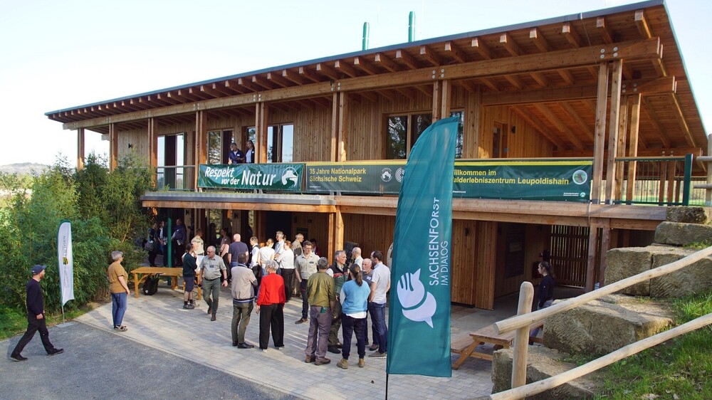 Bereits im vergangenen Jahr traf die Veranstaltung zum Jahresrückblick der Nationalpark- und Forstverwaltung Sächsische Schweiz von Sachsenforst auf großes Interesse bei den Teilnehmenden. Uwe Borrmeister, Leiter der Nationalpark- und Forstverwaltung, und sein Team laden auch dieses Jahr wieder ins WalderlebnisZentrum Leupoldishain ein. Foto:Kati Partsch