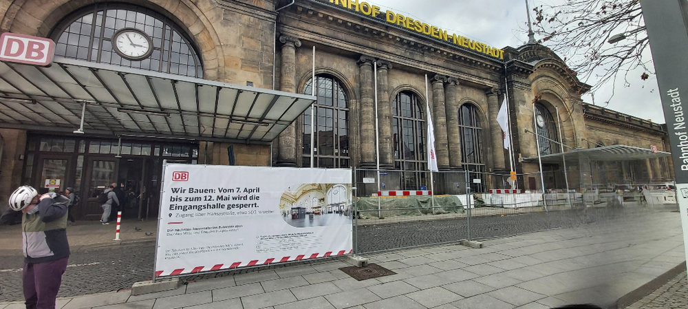 Stuckdecke im Bahnhof Dresden-Neustadt wird saniert . Foto: MeiDresden.de