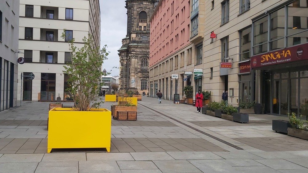 Auf der Pfarrgasse zwischen Waisenhausstrasse und Kreuzkirche wurden neue Pflanzgefässe und Sitzgelegenheiten aufgestellt. Foto: MeiDresden.de