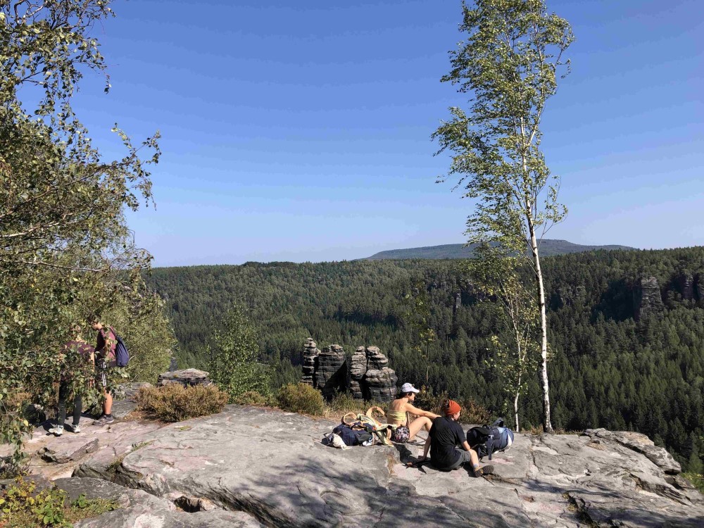 Wer sich auf das Naturerlebnis auf dem Forststeig einlässt, wird mit weiten Blicken von wilden Felsen über weite Wälder belohnt  Foto: M. Pussak