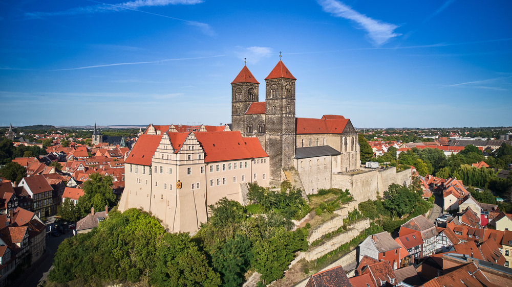 Der Stiftsberg, Wahrzeichen von Quedlinburg, erstrahlt nach umfassender Renovierung in neuem Glanz. Foto: DJD/www.quedlinburg-infode