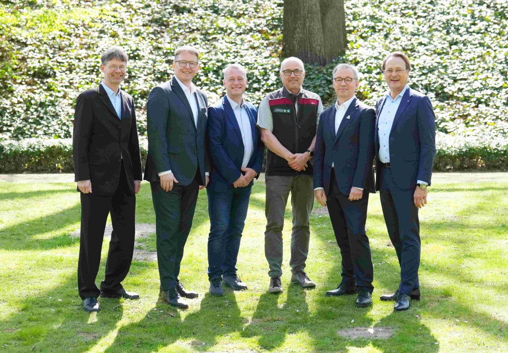 Foto: Oliver Lang Bei dem Jubiläumstreffen 25 Jahre Fahrtziel Natur trafen die Bundesvorsitzenden der wichtigsten Umweltverbände und Bahnvorstände mit den aktiven Machern aus den Fahrtziel Natur-Gebieten vor Ort zum Erfahrungsaustausch der besten Ideen zusammen. Von links:  Matthias Kurzeck, Bundesvorsitzender Verkehrsclub Deutschland (VCD),  Jörg-Andreas Krüger, Präsident Naturschutzbund (NABU),  Tino Richter, Geschäftsführer des Tourismusverbandes Sächsische Schweiz,  Jörg Weber, Sachbearbeiter für Öffentlichkeitsarbeit und regionale Kooperationen der Nationalpark- und Forstverwaltung Sächsische Schweiz  Olaf Bandt, Vorsitzender des Bund für Umwelt und Naturschutz Deutschland (BUND),  Dr. Michael Peterson, DB-Vorstand Personenfernverkehr