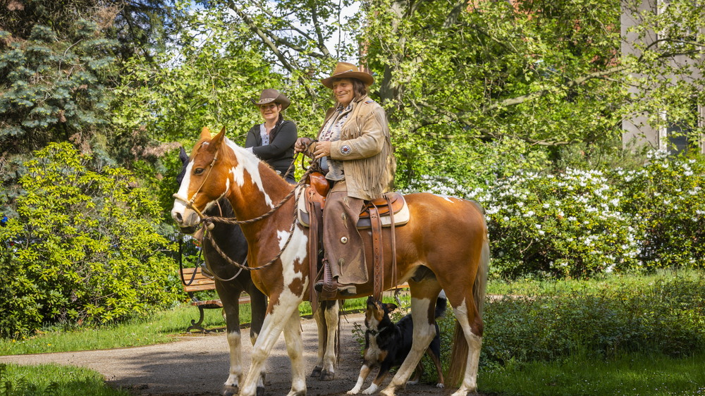 Juliette Singer mit Pferd Smokey (links) und Andrea Seidel mit Pferd Shorty (rechts).Foto: Sylvio Dittrich/ Stadtververwaltung Radebeul