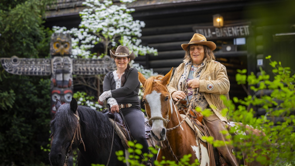 Juliette Singer mit Pferd Smokey (links) und Andrea Seidel mit Pferd Shorty (rechts).Foto: Sylvio Dittrich/ Stadtververwaltung Radebeul