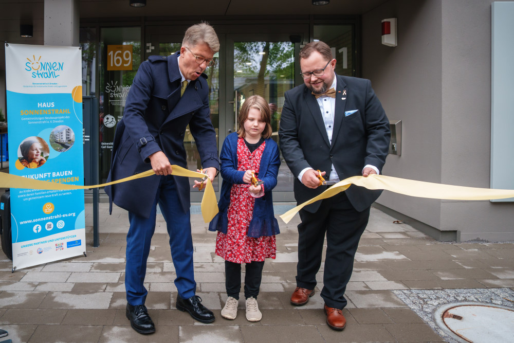 Prof. Uwe Platzbecker die 9 jährige Mila und Andreas Führlich.   Foto Michael Schmidt