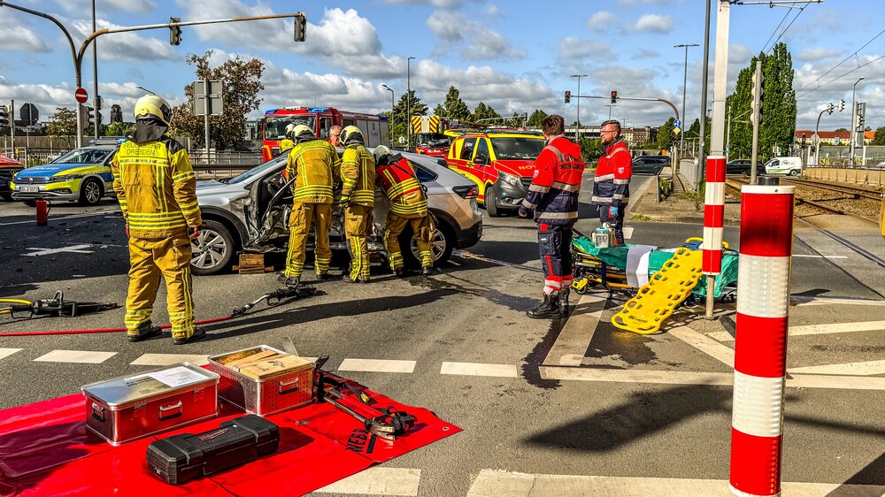 Feuerwehr und Rettungsdienst arbeiten am Unfallfahrzeug © Feuerwehr Dresden