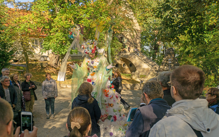 Beim Parkfest werden die Spiegelsberge zur grünen Bühne für ein großes Familienfest. Foto: DJD/Tourist Information Halberstadt/Stefan Herfurth