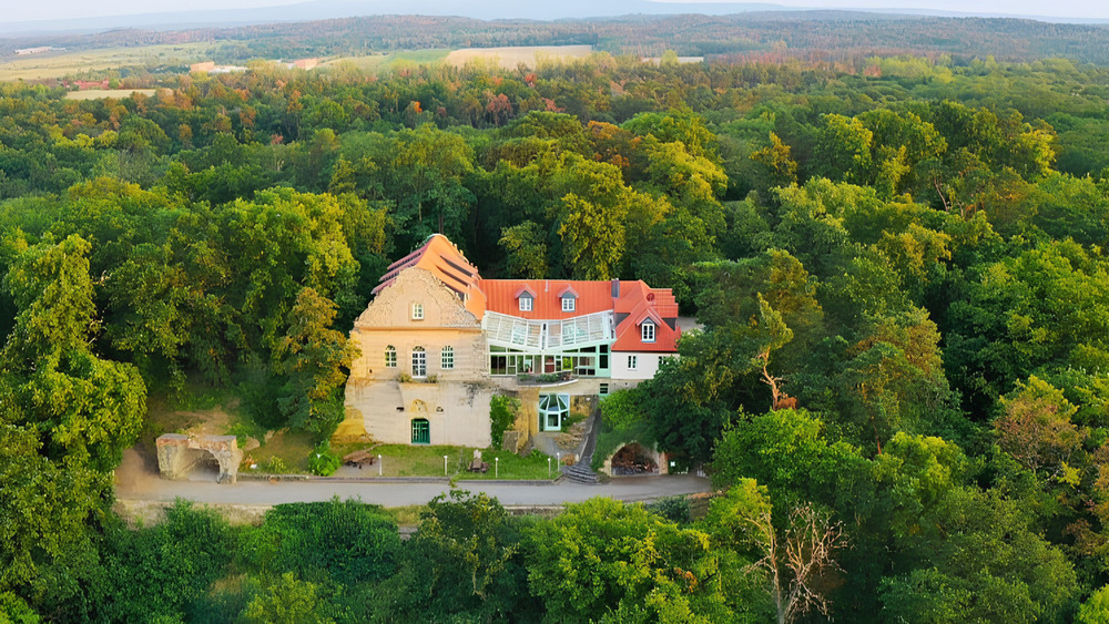 Das Jagdschloss Spiegelsberge wird nach behutsamer Restaurierung in diesem Sommer wiedereröffnet. Foto: DJD/Tourist Information Halberstadt/Darya Bondar