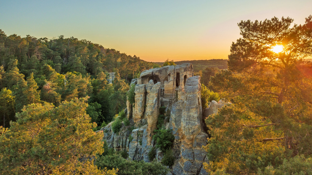 Die Klusfelsen liegen am Klosterwanderweg unweit von Halberstadt. Foto: DJD/Tourist Information Halberstadt/Stefan Herfurth