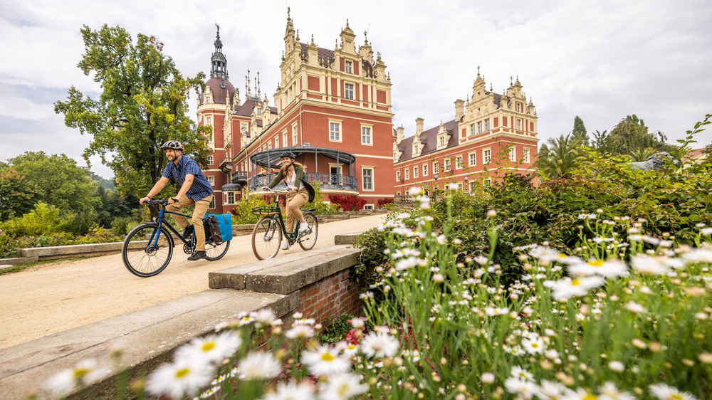 Das Neue Schloss im Fürst-Pückler-Park Bad Muskau erstrahlt in voller Pracht. Foto: DJD/Tourismus Marketing Gesellschaft Sachsen/Philipp Herfort