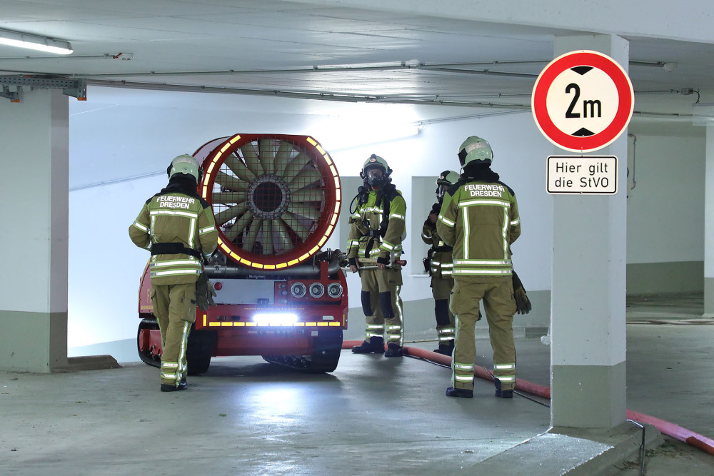 © Roland Halkasch Das LUF (Löschunterstützungsfahrzeug) fährt in die Tiefgarage ein.