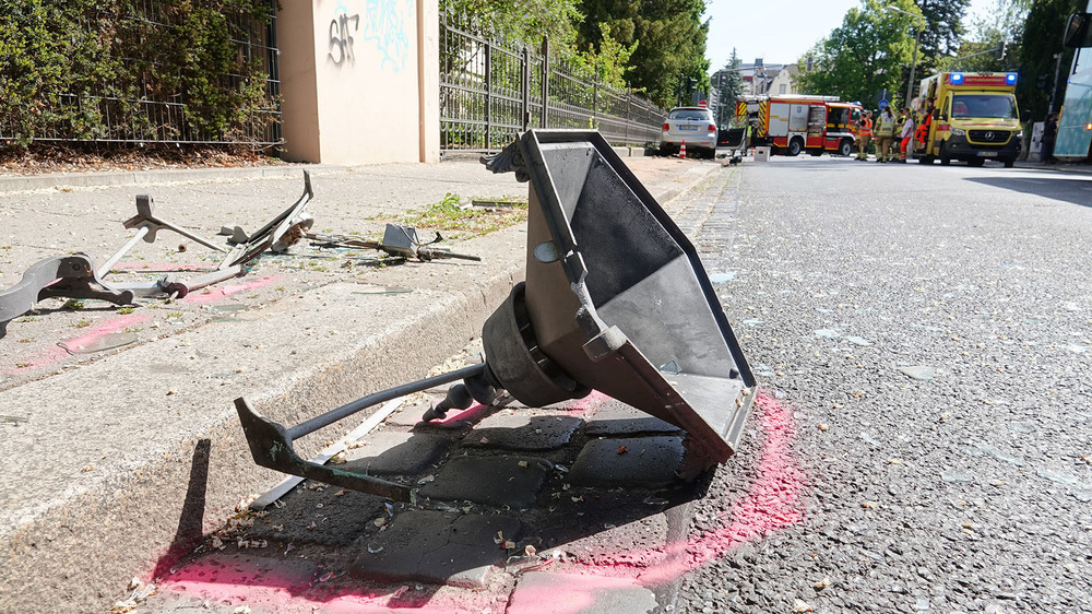 © Roland Halkasch Verkehrunfall, Feuer und Rettungsdienst im Hintergrund, im Vordergrund liegt der Kopf einer Gaslaterne