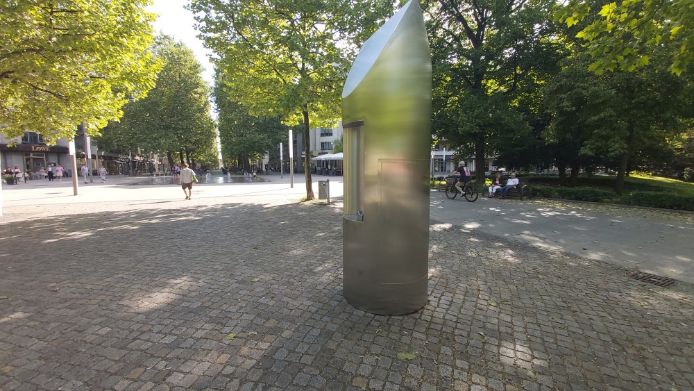 Trinkwasserbrunnen mit Vernebelungsfunktion in Dresden  am Jorge-Gomondai-Platz   Foto: © MeiDresden.de