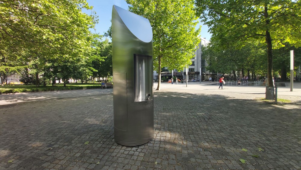 Trinkwasserbrunnen mit Vernebelungsfunktion in Dresden  am Jorge-Gomondai-Platz   Foto: © MeiDresden.de