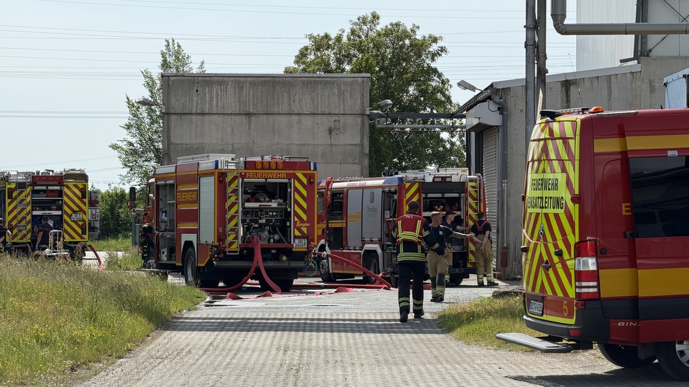 Mehrere Löschfahrzeuge sind zeitgleich im Einsatz, um ausreichend Löschwasser zur Verfügung zu stellen. © Feuerwehr Dresden
