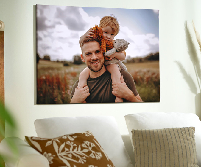 Als Wandbilder schmücken besondere Familienerlebnisse das Zuhause. Foto: DJD/CEWE