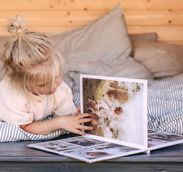 In schönen Erinnerungen blättern auch Kinder gerne. Foto: DJD/CEWE