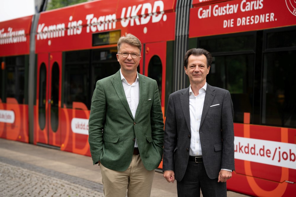 Die Vorstände des UKDD Prof. Uwe Platzbecker und Janko Haft präsentieren die Straßenbahn des Uniklinikums Dresden UKDD   Foto: UKDD/Michael Kretzschmar