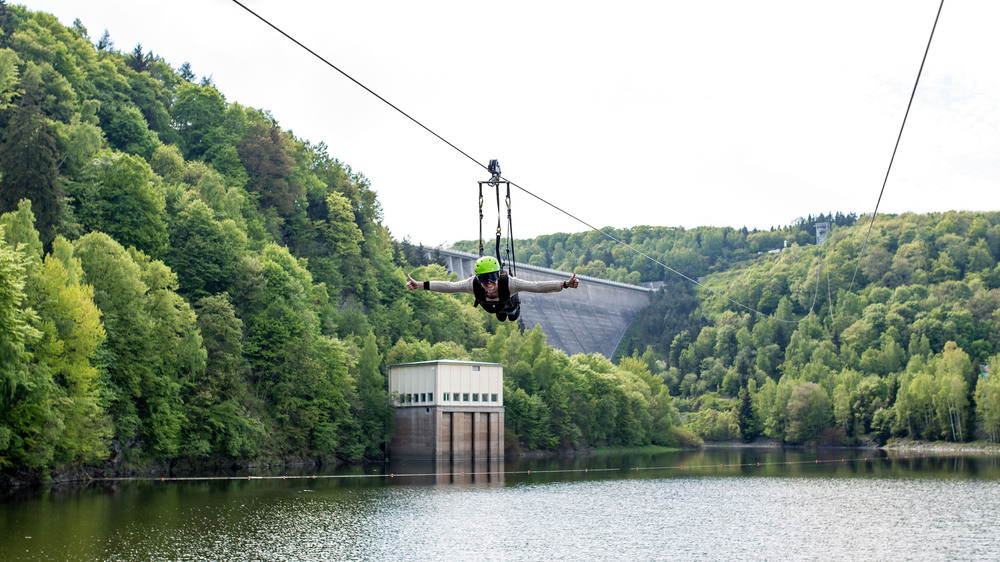 Die Megazipline über dem Rappbodetal ist Europas größte Doppelseilrutsche. Foto: DJD/Rübeländer Tropfsteinhöhlen/Harzdrenalin