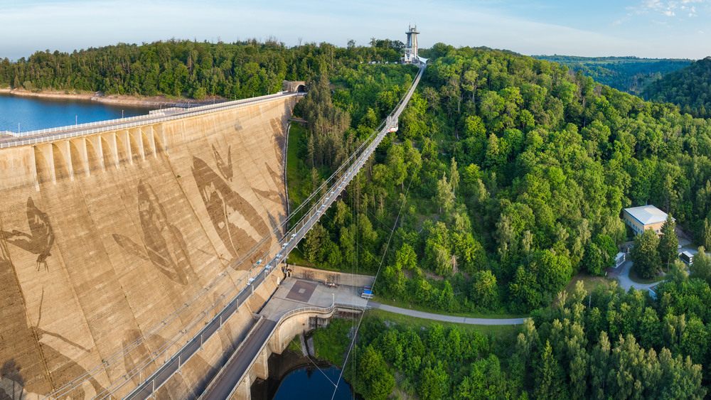 Neben der Staumauer lädt die Hängeseilbrücke Titan RT zum schwankenden Gang über das Rappbodetal ein. Foto: DJD/Rübeländer Tropfsteinhöhlen/Michael Abid