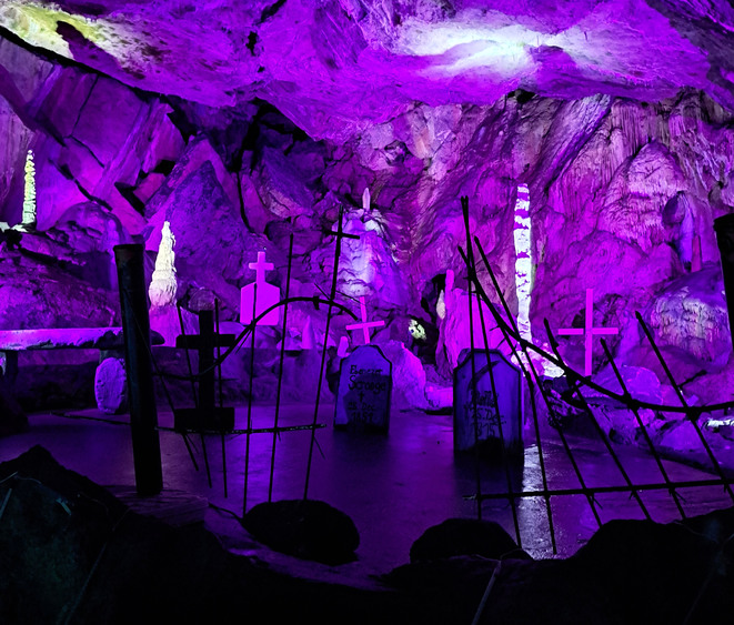 Im mystischen Goethesaal in der Baumannshöhle finden Theateraufführungen auf einer einzigartigen Naturbühne statt. Foto: DJD/Rübeländer Tropfsteinhöhlen