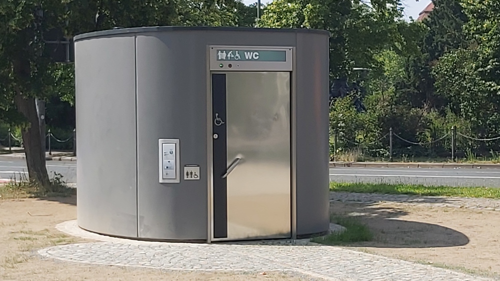 Neue Barrierefreie öffentliche Toilette am Albertplatz . Foto: MeiDresden.de