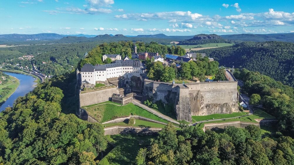 Hoch über der Sächsischen Schweiz lädt die Festung Königstein in den Sommerferien zu kreativen Mitmachangeboten, abendlichen Gruselführungen und einem großen Märchenfest ein. Foto: Festung Königstein gGmbH