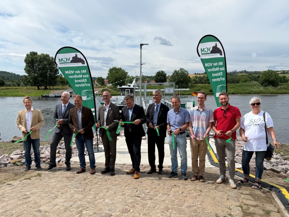 v. l.: Thomas Pehlke von der Clement-Germany GmbH, VGM-Geschäftsführer Jens Dehnert , Bürgermeister von Klipphausen Mirko Knöfel, Landrat Ralf Hänsel, Coswigs Oberbürgermeister Thomas Schubert, Geschäftsführer der Lux-Werft und Schifffahrt GmbH Elmar Miebach-Oedekoven, Jens Bergmann von der STEINLE Bau GmbH, Ingenieur Hauke Grüßner von der PTW Planungsgemeinschaft Tief- und Wasserbau GmbH, Mario Zweinert vom Ingenieurbüro für Elektrotechnik Herrmann und Zweinert, Simone Krahl vom Landesamt für Straßenbau und Verkehr Sachsen Foto Stadtverwaltung Coswig